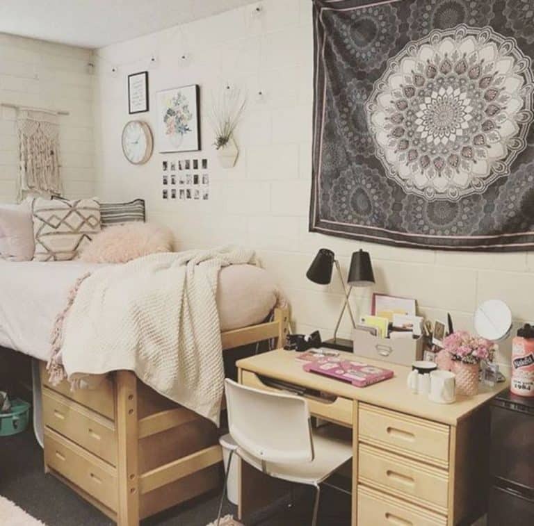 Decorating a Dorm Room for $200 or Less
