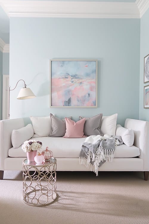 daybed in with pale gray pillows