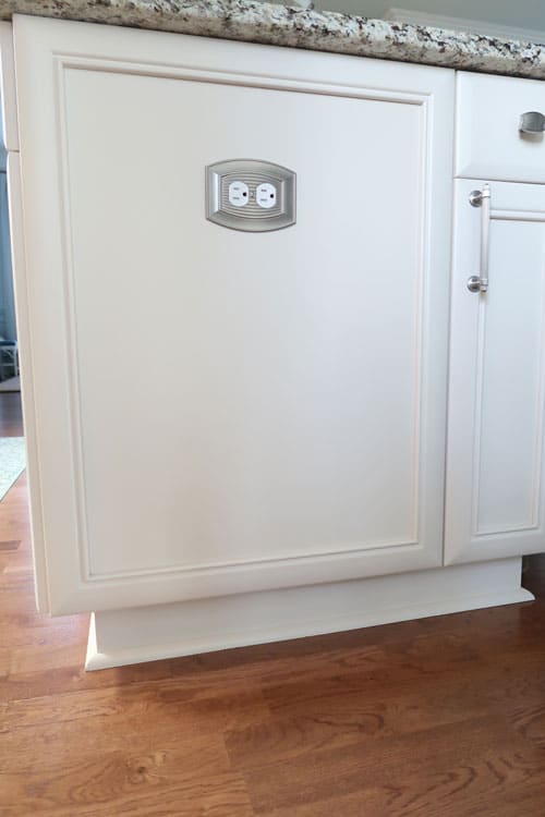 baseboards-painted-to-match-cabinet