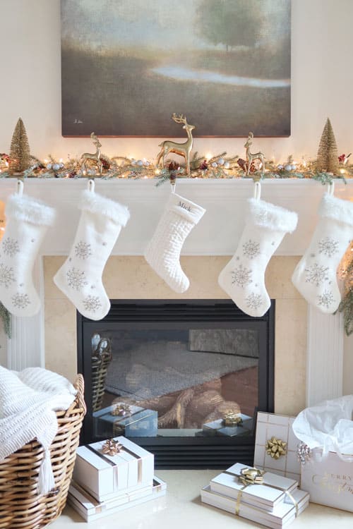 close-up-of-neutral-christmas-mantel