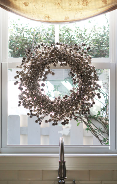 wreath-hanging-ribbon-window