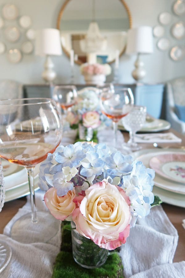 blue-hydrandeas-mixed-blush-roses-on-moss-spring-table