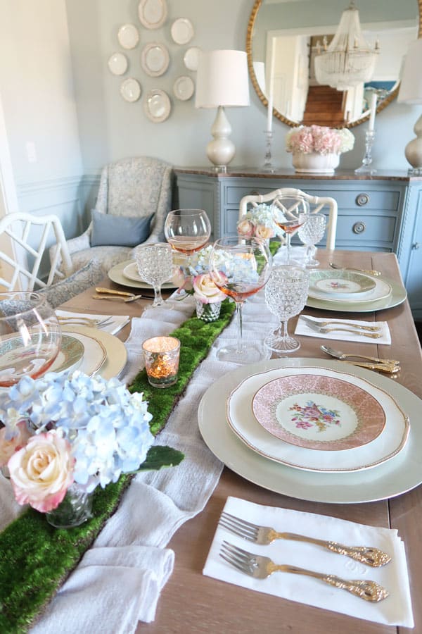 spring-table-setting-in-pastel-colors-moss-down-table-center