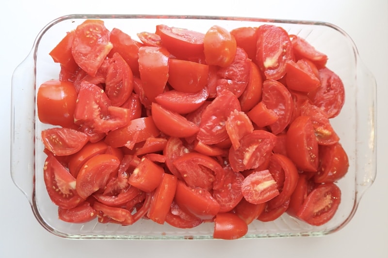 cut-up-tomatoes-into-quarters