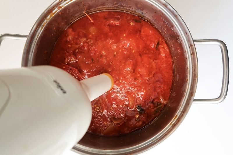 using-an-immersion-blender-mix-roasted-ingredients_garden-fresh-marinara