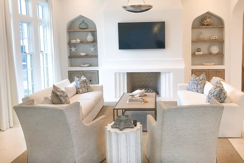 modern-coastal-living-room-with-pecky-cyprus-book-shelves
