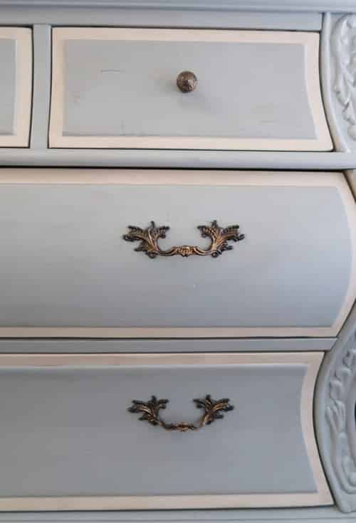cabinet-hardware-updated-with-rustoleum-bronzed-amber-spray-paint-and-gold-leaf-rub-n-buff