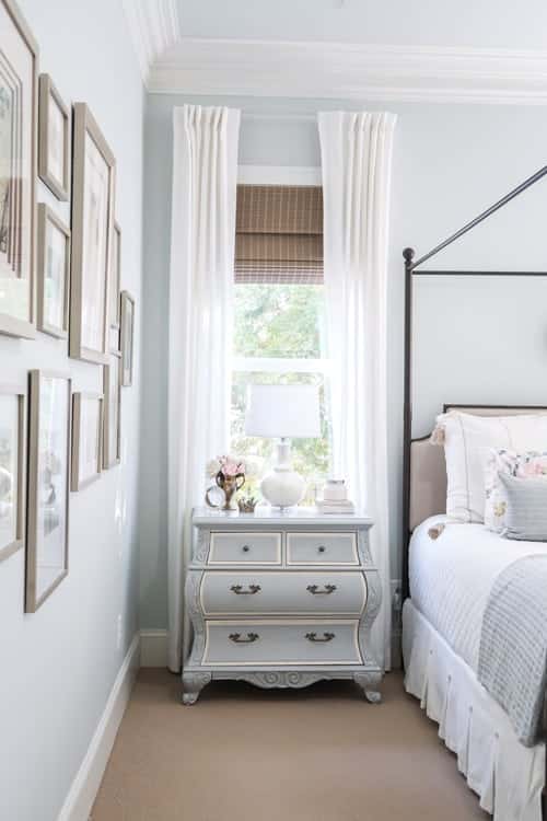 blue-and-white-nightstand-with-white-lamp-in-spring-bedroom