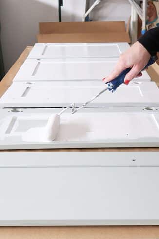 using-a-foam-roller-to-apply-valspar-cabinet-enamel-paint-on-bathroom-kitchen-cabinets