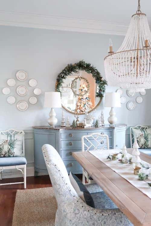 elegant-dining-room-blue-white-decorated-christmas