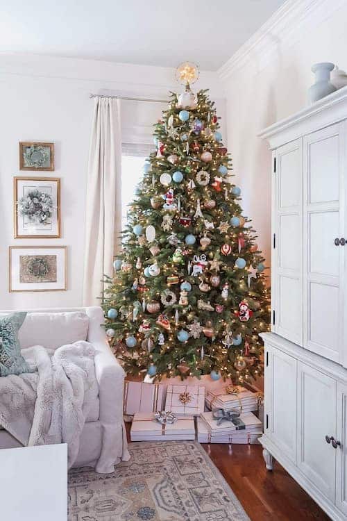 wreaths-decorate-artwork-christmas-tree-green-white-family-room-1