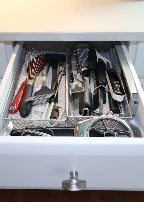 https://porchdaydreamer.com/wp-content/uploads/2023/01/organize-cooking-utensils-drawer-trays.jpeg