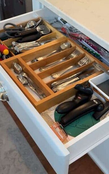 before-drawer-utensils-unorganized