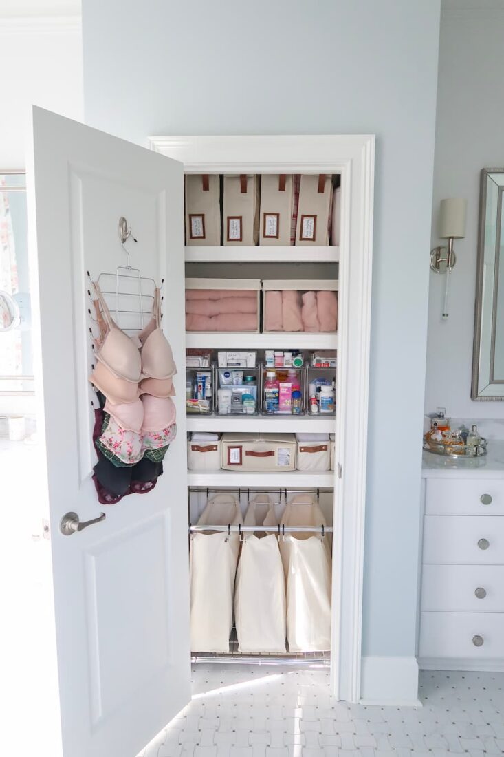 how-to-organize-bathroom-linen-closet-like-profesional